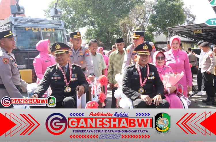 Tradisi Pedang Pora Warnai Wisuda Purnabakti 12 Personel Polresta Banyuwangi