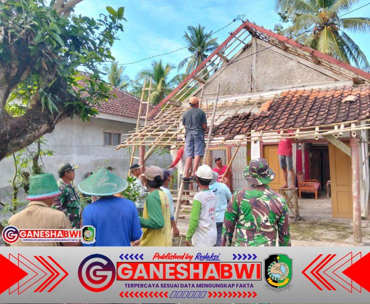 Babinsa Kodim Banyuwangi Gotong Royong Turunkan Genteng Rutilahu di Siliragung