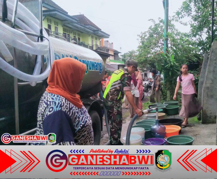 Babinsa Koramil Songgon Dampingi Penyaluran Air Bersih untuk Warga Terdampak Bencana Babinsa Koramil Songgon Dampingi Penyaluran Air Bersih untuk Warga Terdampak Bencana