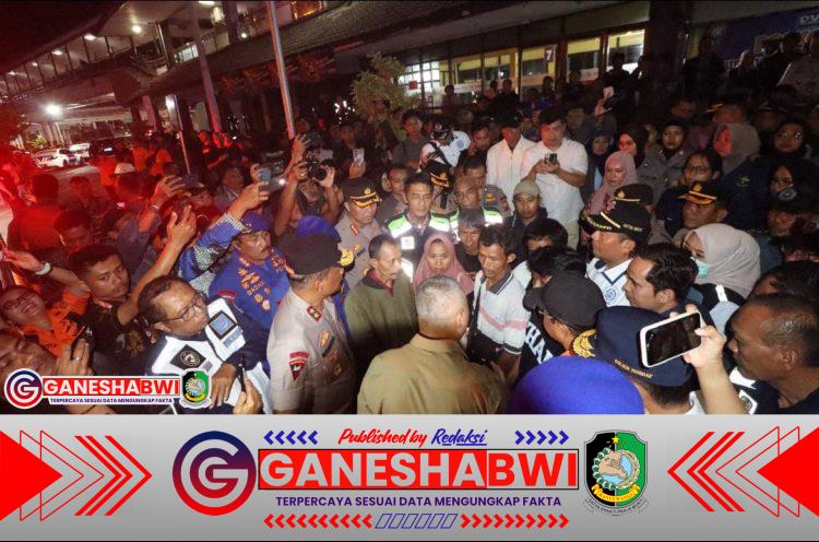 Kapolda Jatim, Menhub, dan Kakorpolairud Tinjau Penanganan Korban KMP Tunu Pratama Jaya di Ketapang Kapolda Jatim, Menhub, dan Kakorpolairud Tinjau Penanganan Korban KMP Tunu Pratama Jaya di Ketapang