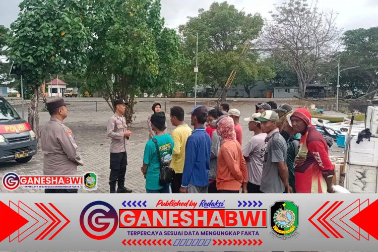 Polresta Banyuwangi Bagikan Nasi Kotak untuk Nelayan Lewat Program Jum’at Berkah
