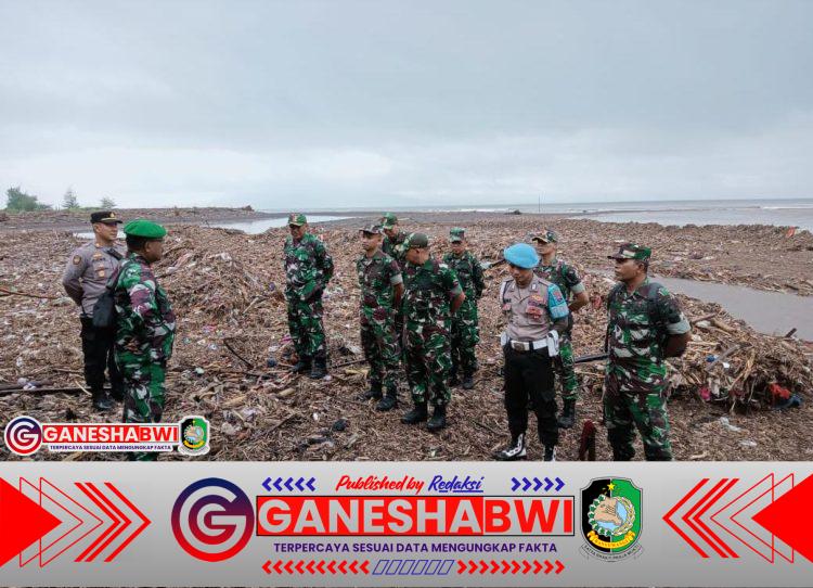 Koramil 0825/14 Kabat dan Polsek Kabat Sisir Pantai Pondoknongko Bantu Pencarian Korban KMP Tunu Pratama Jaya Koramil 0825/14 Kabat dan Polsek Kabat Sisir Pantai Pondoknongko Bantu Pencarian Korban KMP Tunu Pratama Jaya