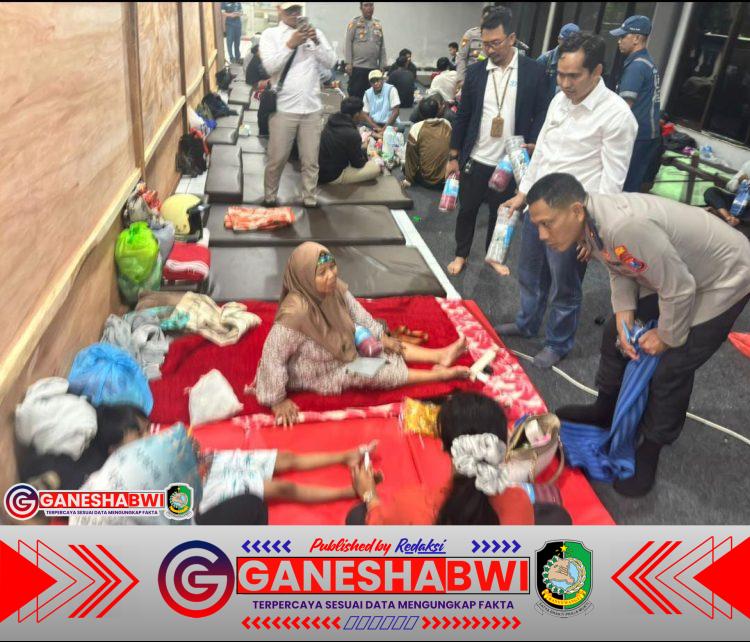 Kapolresta Banyuwangi dan GM ASDP Turun Langsung Bagikan Bantuan Selimut dan Matras bagi Keluarga Korban KMP Tunu Pratama Jaya Kapolresta Banyuwangi dan GM ASDP Turun Langsung Bagikan Bantuan Selimut dan Matras bagi Keluarga Korban KMP Tunu Pratama Jaya