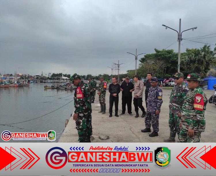 Danramil 0825/17 Muncar Bersama Forkopimka Sisir Pantai Cari Korban KMP Tunu Pratama Jaya