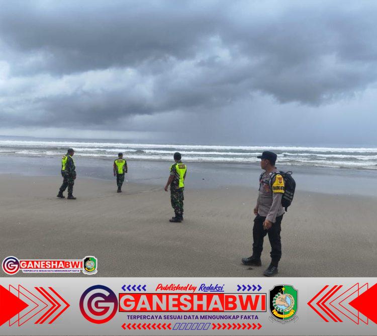 Danramil 0825/09 Tegaldlimo Pimpin Penyisiran Pantai Cari Korban KMP Tunu Pratama Jaya Hari ke-3