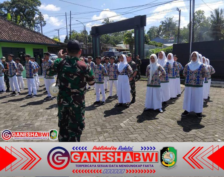 Koramil 0825-16/Glenmore Terima Kunjungan 70 Siswa SMA PGRI 10 Glenmore, Perkuat Wawasan Kebangsaan Remaja