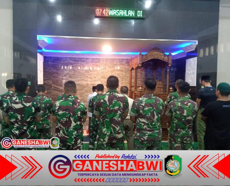 Anggota Kodim 0825/Banyuwangi Gelar Shalat Gaib untuk Korban Tenggelamnya KMP Tunu Pratama Jaya