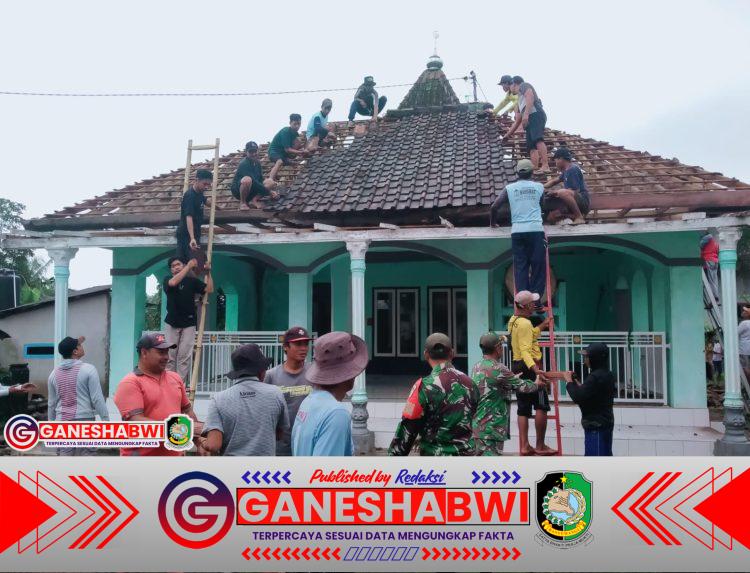 TNI dan Warga Lintas Agama Bersatu Renovasi Masjid Darun Naim di Songgon TNI dan Warga Lintas Agama Bersatu Renovasi Masjid Darun Naim di Songgon