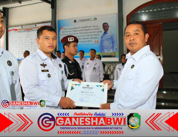 Kalapas Banyuwangi Apresiasi Empat Pegawai yang Gagalkan Penyelundupan Handphone ke Dalam Lapas