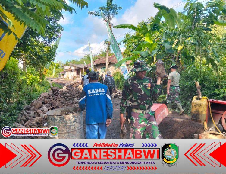 Babinsa Kodim 0825/Banyuwangi Gotong Royong Bangun Jembatan di Pra TMMD ke-125