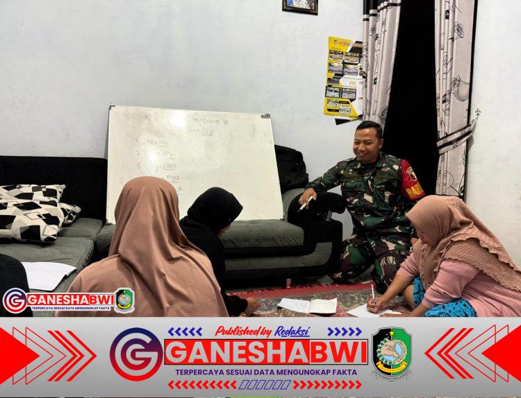 Babinsa Kodim 0825 Banyuwangi Ajar Keaksaraan Dasar Warga Terpencil di Kalipuro