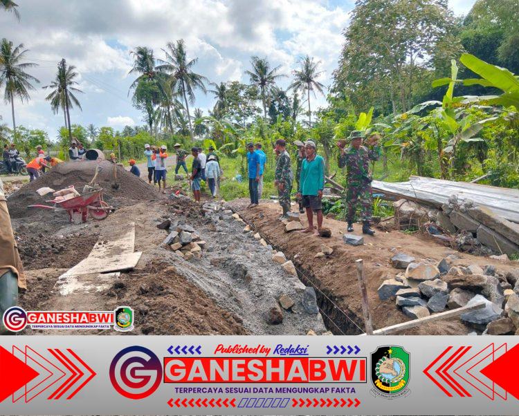 Babinsa dan Warga Siliragung Kompak Bangun Jembatan Penghubung di Pra TMMD ke-125 Banyuwangi Babinsa dan Warga Siliragung Kompak Bangun Jembatan Penghubung di Pra TMMD ke-125 Banyuwangi