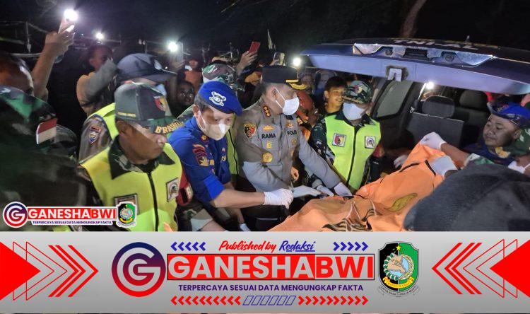 Kapolresta Banyuwangi Pimpin Evakuasi Diduga Jenazah Korban ke-13 KMP Tunu Pratama Jaya di Teluk Banyubiru Kapolresta Banyuwangi Pimpin Evakuasi Diduga Jenazah Korban ke-13 KMP Tunu Pratama Jaya di Teluk Banyubiru