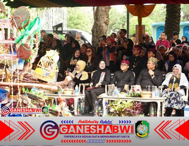 Doa untuk Korban KMP Tunu Pratama Jaya Warnai Pembukaan Banyuwangi Ethno Carnival 2025 Doa untuk Korban KMP Tunu Pratama Jaya Warnai Pembukaan Banyuwangi Ethno Carnival 2025