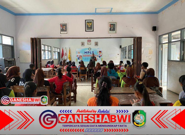 Babinsa Glenmore Beri Wawasan Kebangsaan kepada Siswa Baru SMPN 4 Glenmore Babinsa Glenmore Beri Wawasan Kebangsaan kepada Siswa Baru SMPN 4 Glenmore