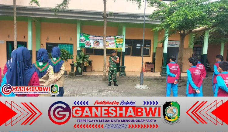 Babinsa Gambiran Latih Disiplin dan Cinta Tanah Air di MPLS SMP Muhammadiyah 12 Gambiran
