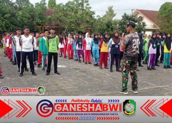 Babinsa Muncar Latih Bela Negara dan Disiplin Siswa Baru SMPN 1 Muncar