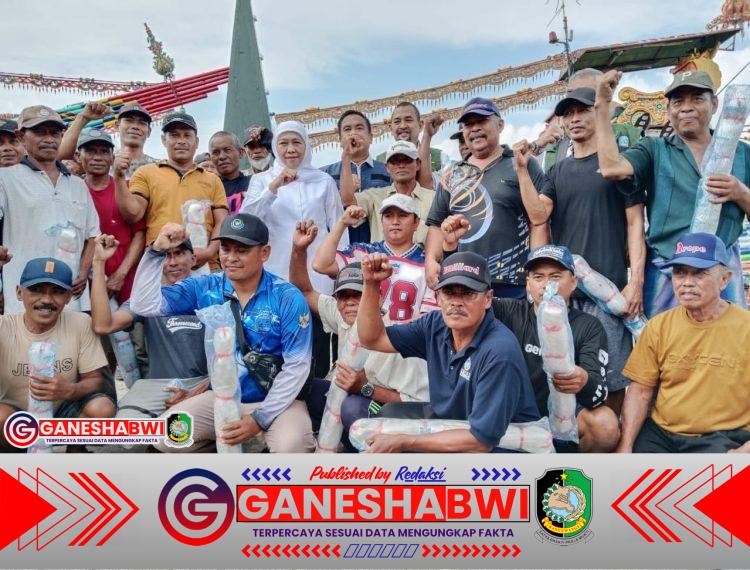 Danramil Muncar Dampingi Gubernur Jatim Serahkan Bantuan ke Nelayan di Pelabuhan Perikanan Muncar