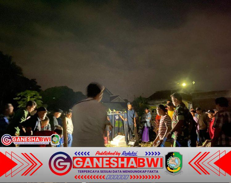 Babinsa Koramil Gambiran Hadiri Pemakaman Korban Kecelakaan Laut KMP Tunu Pratama Jaya