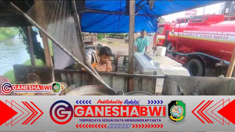 Kebakaran Warung Gorengan di Genteng Kulon, Damkar Banyuwangi Sigap Lakukan Penanganan