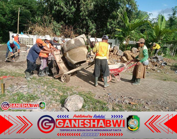 Babinsa Kodim 0825/Banyuwangi Pacu Pembangunan Jembatan di Pra TMMD 125, Mesin Molen Jadi Andalan