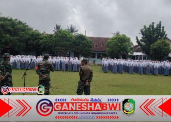 Koramil 0825/17 Muncar Tanamkan Disiplin dan Wawasan Kebangsaan pada MPLS SMA Negeri 1 Muncar