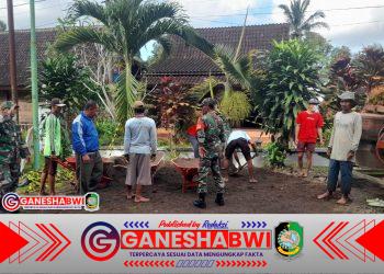 Babinsa Koramil Songgon Gelar Karya Bakti, Angkut Material Jembatan Alternatif