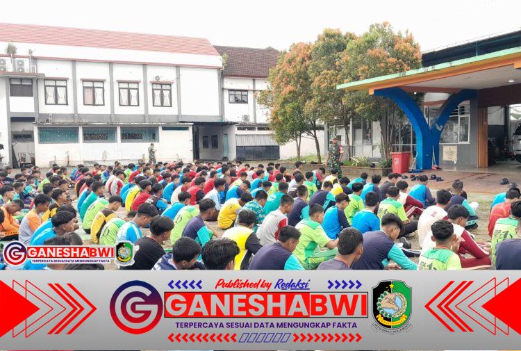 Babinsa Cluring Berikan Wawasan Kebangsaan Saat MPLS di SMK 17 Agustus Babinsa Cluring Berikan Wawasan Kebangsaan Saat MPLS di SMK 17 Agustus