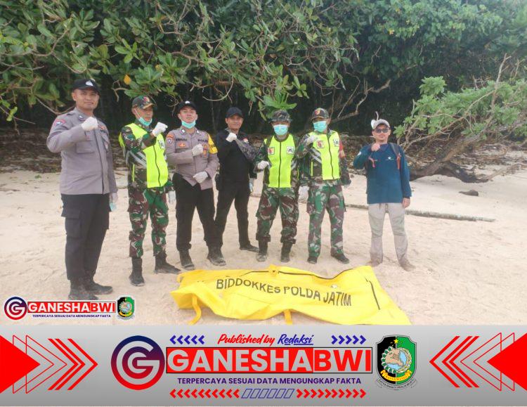 Anggota Koramil 0825/09 Tegaldlimo Bersama Tim Gabungan Evakuasi Jenazah Diduga Korban KMP Tunu Pratama Jaya di Pantai Parang Gedek