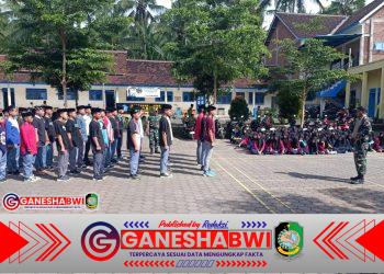 Babinsa Koramil Kalipuro Latih PBB Siswa MA Ibrahimi, Tanamkan Disiplin dan Jiwa Nasionalisme