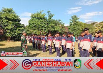 Babinsa Wongsorejo Berikan Pembinaan Disiplin dan Wawasan Kebangsaan di MPLS SMKN Wongsorejo