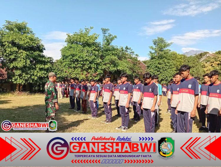 Babinsa Wongsorejo Berikan Pembinaan Disiplin dan Wawasan Kebangsaan di MPLS SMKN Wongsorejo