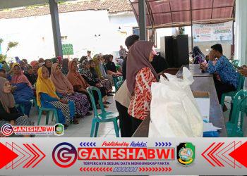 Babinsa Bulusan Kawal Penyaluran 10,8 Ton Beras CBP untuk 544 Warga