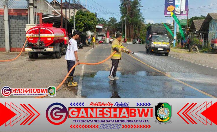 Tumpahan Solar di Jalan Bomo Sebabkan 5 Korban Terluka, Damkar Srono Bergerak Cepat Tumpahan Solar di Jalan Bomo Sebabkan 5 Korban Terluka, Damkar Srono Bergerak Cepat