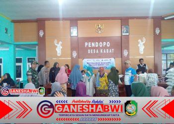Babinsa Kawal Penyaluran 2.624 Paket Beras CBP di Kecamatan Kabat