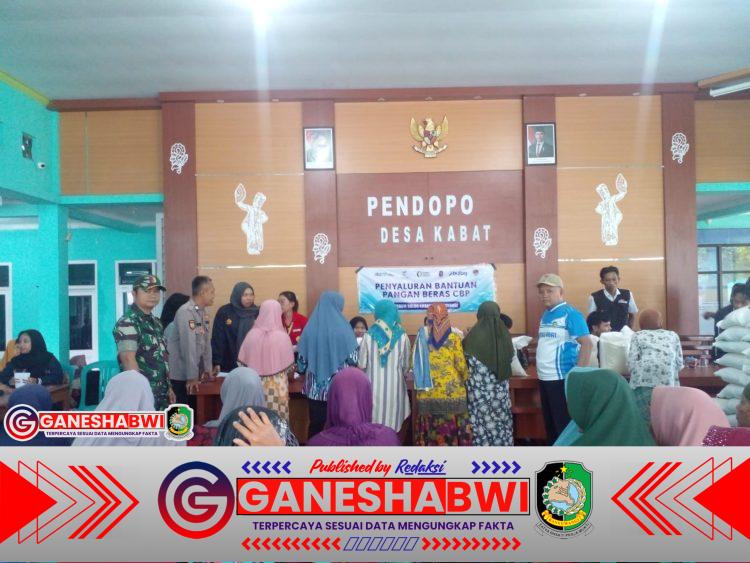 Babinsa Kawal Penyaluran 2.624 Paket Beras CBP di Kecamatan Kabat Babinsa Kawal Penyaluran 2.624 Paket Beras CBP di Kecamatan Kabat