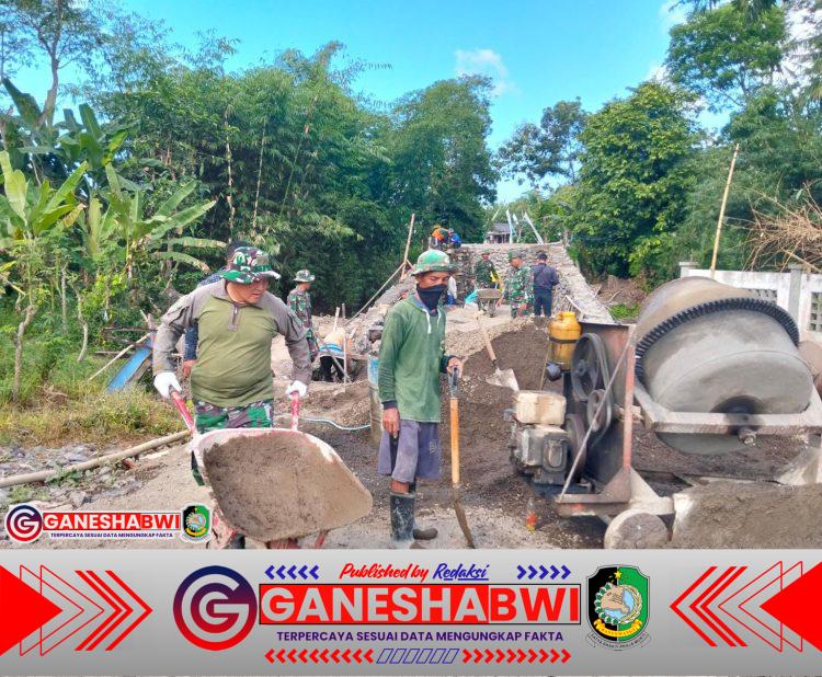 Babinsa dan Warga Angkut Material Pakai Angkong di Pra TMMD ke-125 Siliragung