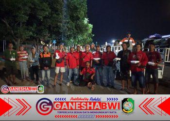 KPK Banyuwangi Bagikan 300 Bansos Makanan untuk Sopir Truk Terjebak Macet Penyeberangan Ketapang
