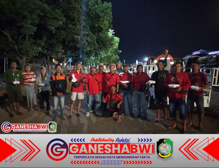 KPK Banyuwangi Bagikan 300 Bansos Makanan untuk Sopir Truk Terjebak Macet Penyeberangan Ketapang
