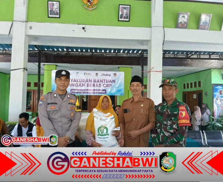 2.624 Warga di Kecamatan Kabat Terima Bantuan Beras CBP dari Bulog