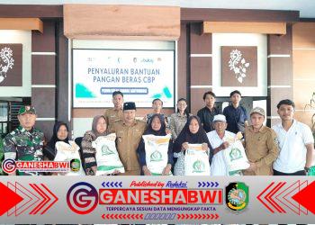 Babinsa Rogojampi Kawal Penyaluran 80 Ton Beras untuk 4.004 Warga Blimbingsari