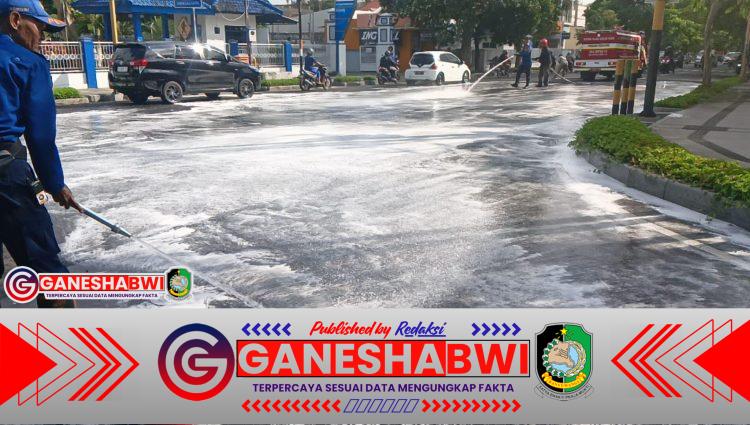 Damkar Banyuwangi Tangani Tumpahan Minyak Goreng di Jalan Ahmad Yani