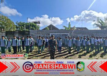 Koramil Kalibaru Bekali Siswa MTsN 11 Banyuwangi dengan Kedisiplinan dan PBB saat MPLS