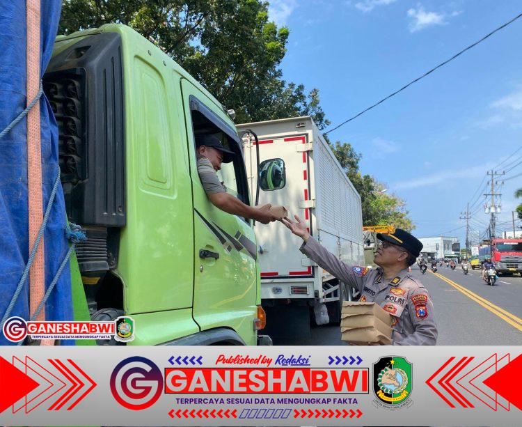 Peduli Sopir Truk, Polresta Banyuwangi Bagikan Nasi Kotak di Jalur Ketapang Peduli Sopir Truk, Polresta Banyuwangi Bagikan Nasi Kotak di Jalur Ketapang