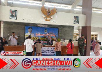 Babinsa Buluagung Kawal Distribusi Bantuan Pangan ke 388 Warga