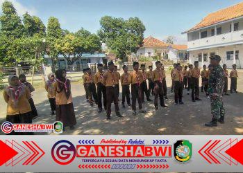 Anggota Koramil 0825/15 Wongsorejo Bekali Siswa MTS Darul Huda dengan Wasbang dan PBB