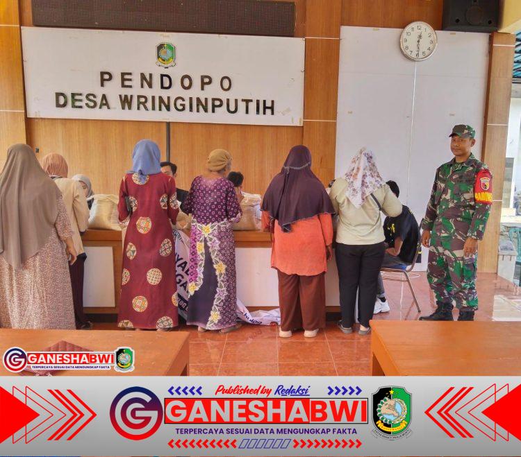 Babinsa Koramil 0825/17 Muncar Kawal Penyaluran 20 Kg Beras untuk 507 Warga Wringin Putih