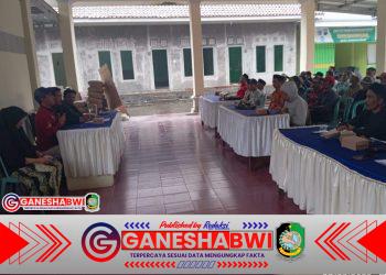 Babinsa Koramil 0825/20 Songgon Dukung Musyawarah BLT Dana Desa dan Bantuan Pangan di Sumberarum