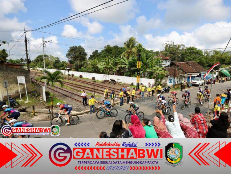 Tour de Ijen, Warga Banyuwangi Bersorak dari Pinggir Jalan hingga Layar Kaca Tour de Ijen, Warga Banyuwangi Bersorak dari Pinggir Jalan hingga Layar Kaca