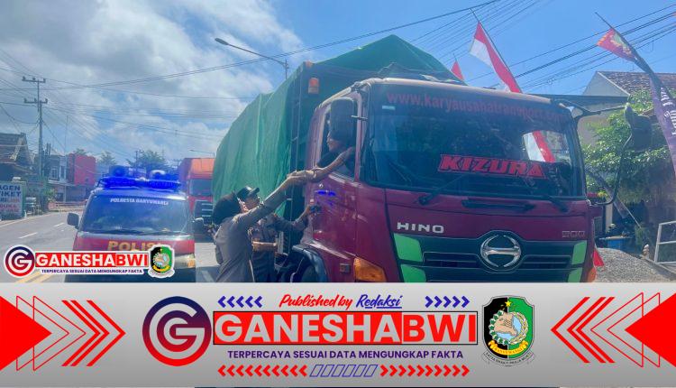 Polresta Banyuwangi Beri Nasi Kotak untuk Sopir Truk yang Antre di Jalur Ketapang